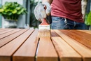  Olej, lakierobejca czy impregnat? Jaki produkt wykorzystać do renowacji drewna w ogrodzie?